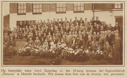 872591 Groepsportret van directie en personeel van de sigarenfabriek Denova (Kanaalweg 95) te Utrecht, bij het 10-jarig ...